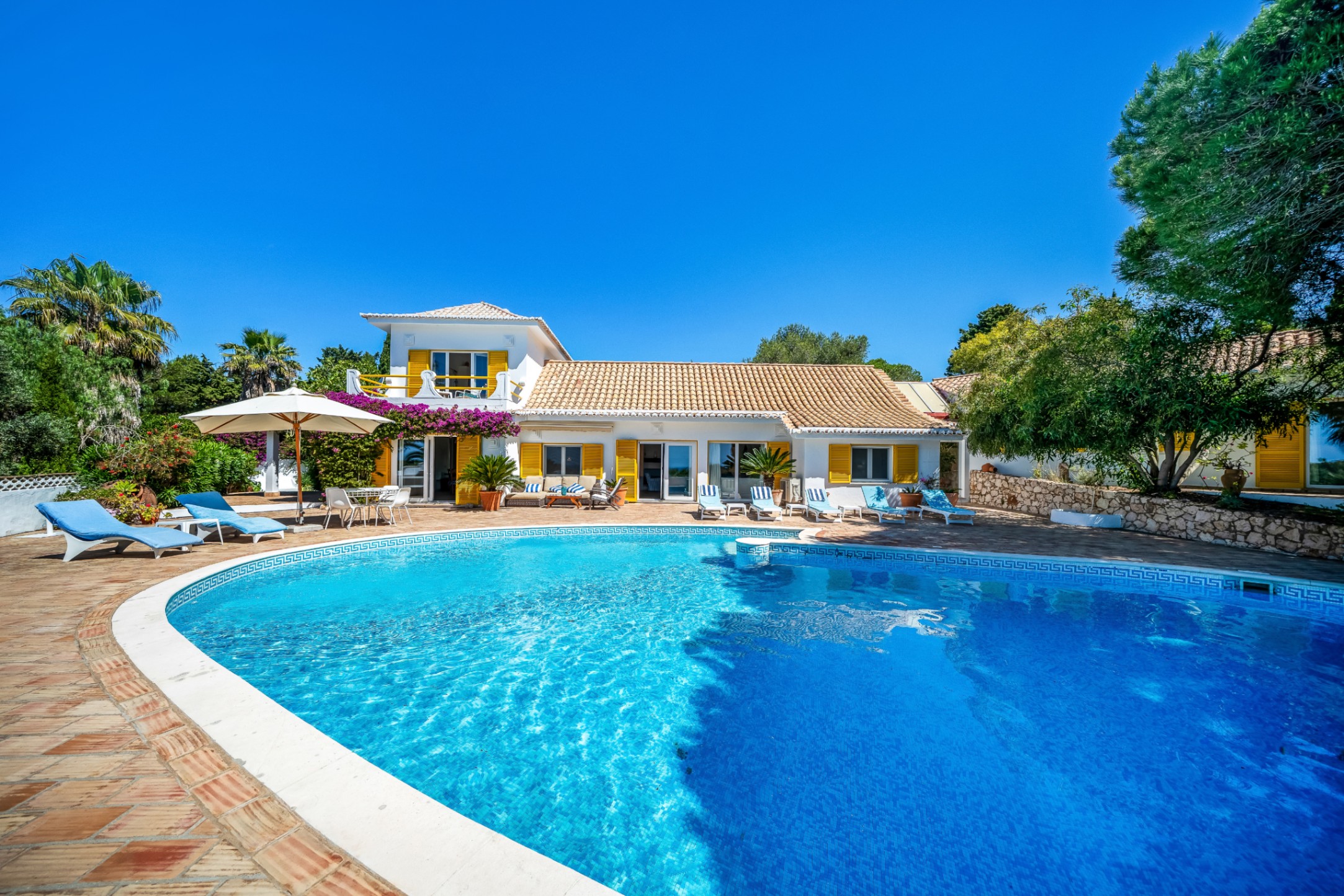 Algarve villa with pool overlooking the sea