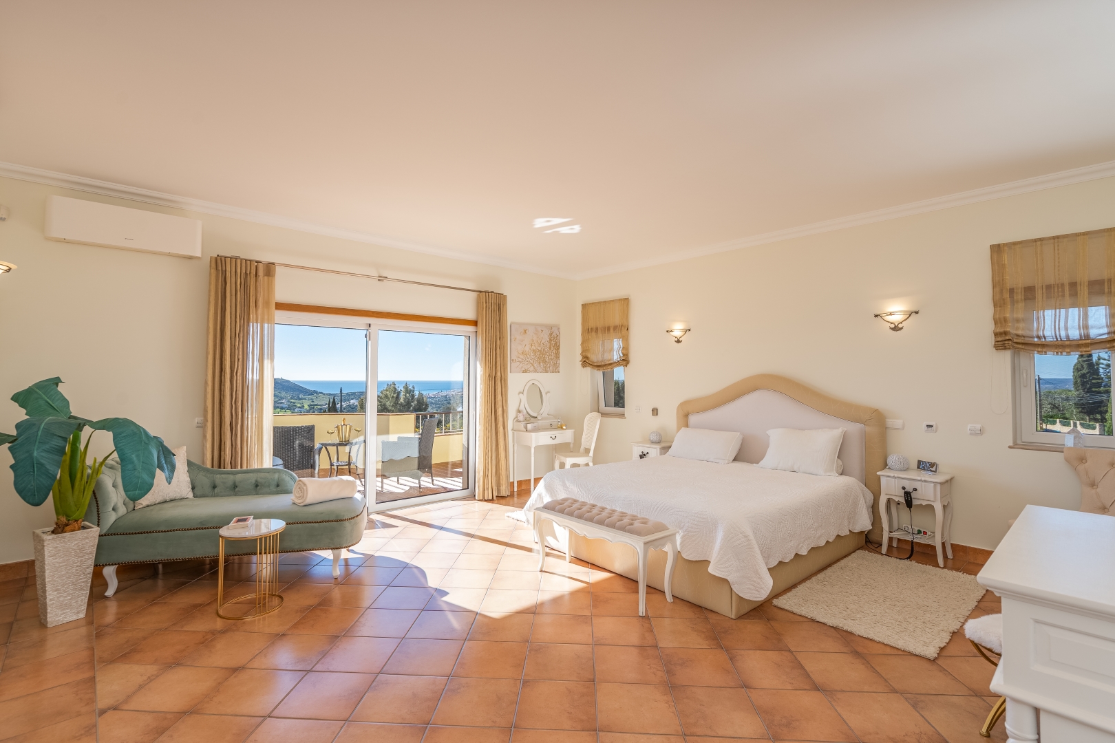 EAV-3954 3 + 2 bedroom villa with stunning views for sale in Lagos, Algarve