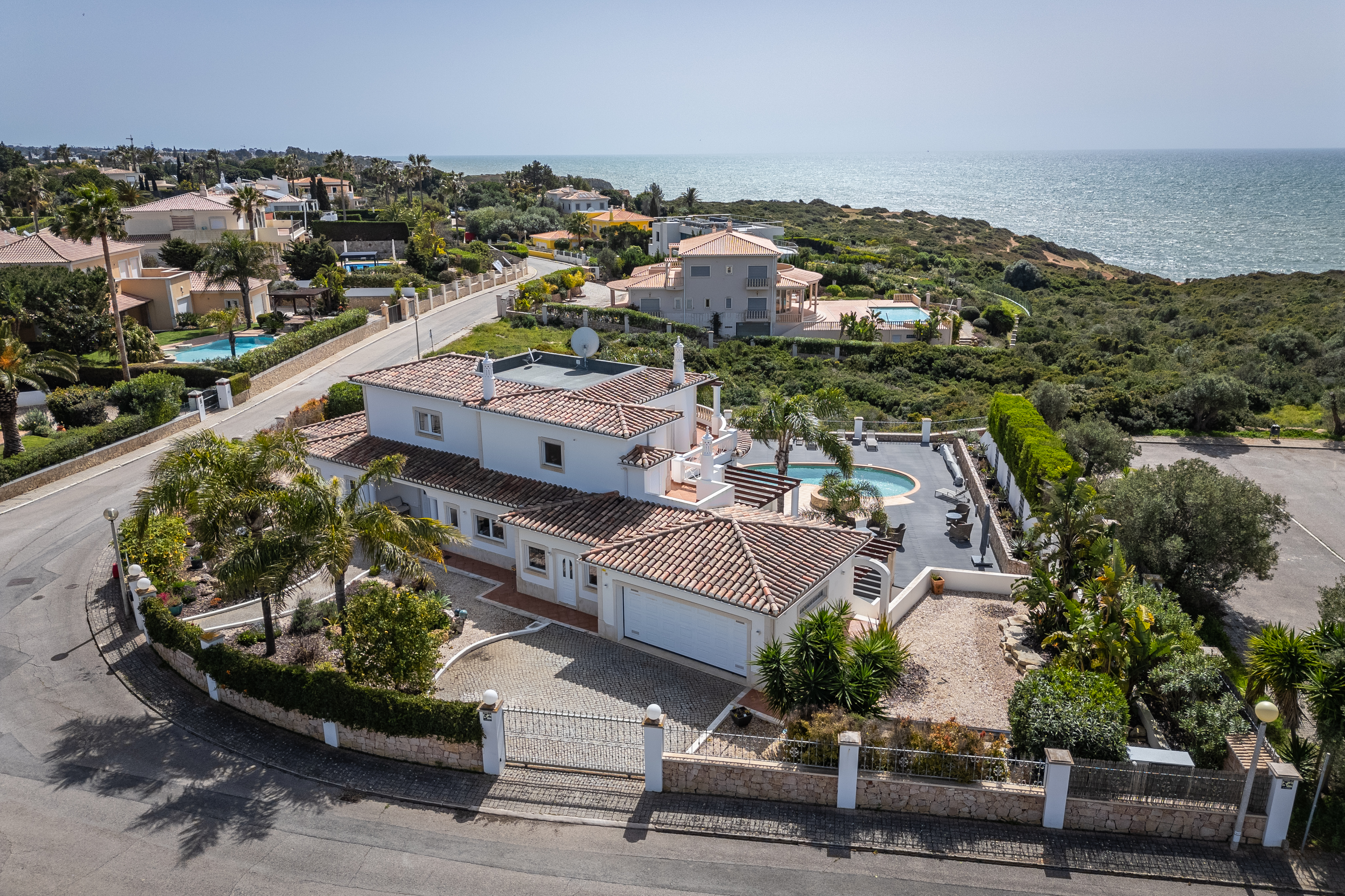EAV-3975 4+3 bedroom first line ocean front villa for sale with cliff and sea views Carvoeiro, Algarve