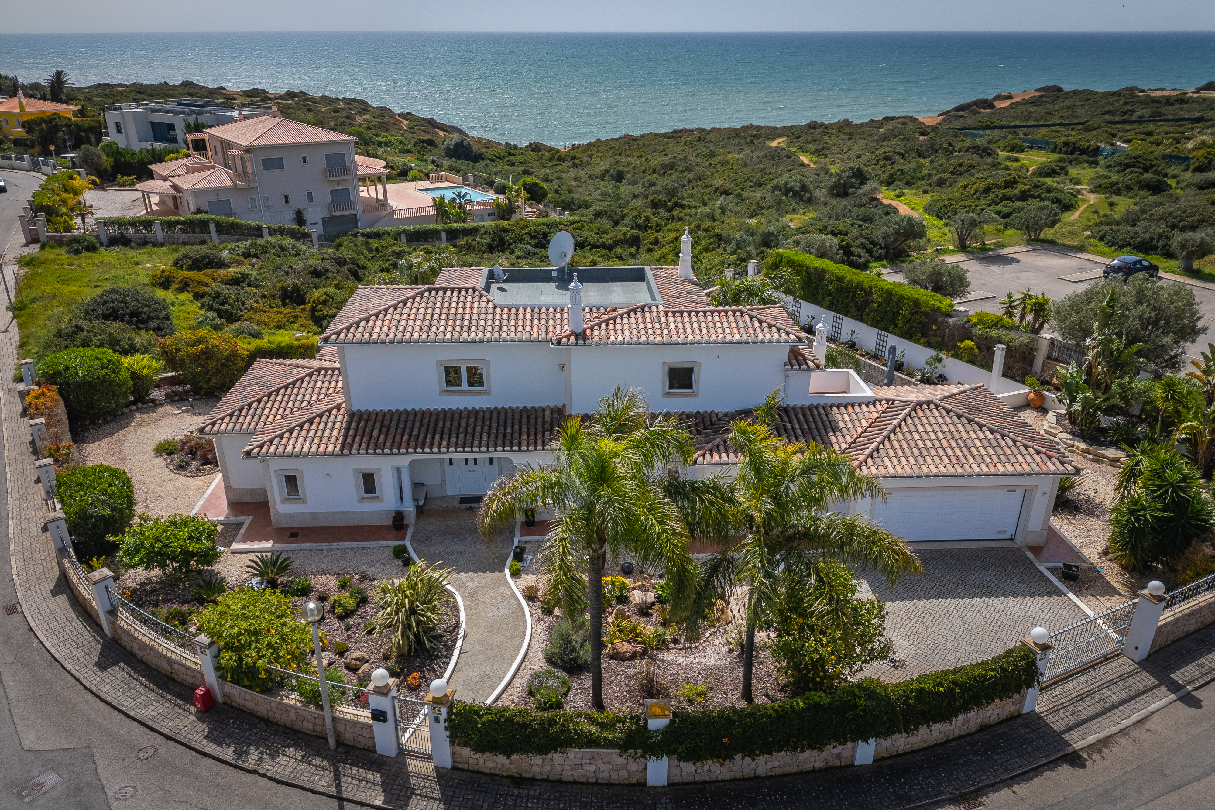 4+3 bedroom first line ocean front villa for sale with cliff and sea views Carvoeiro, Algarve