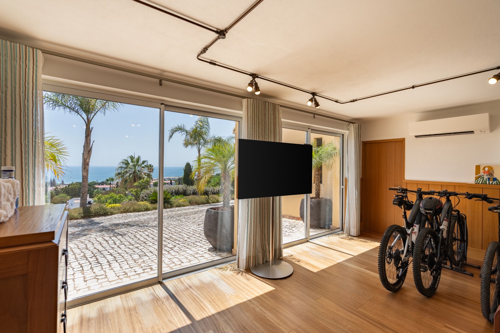 EAV-4067 4 bedroom Villa for sale with Breathtaking Ocean and Village Views in Praia da Luz, Algarve