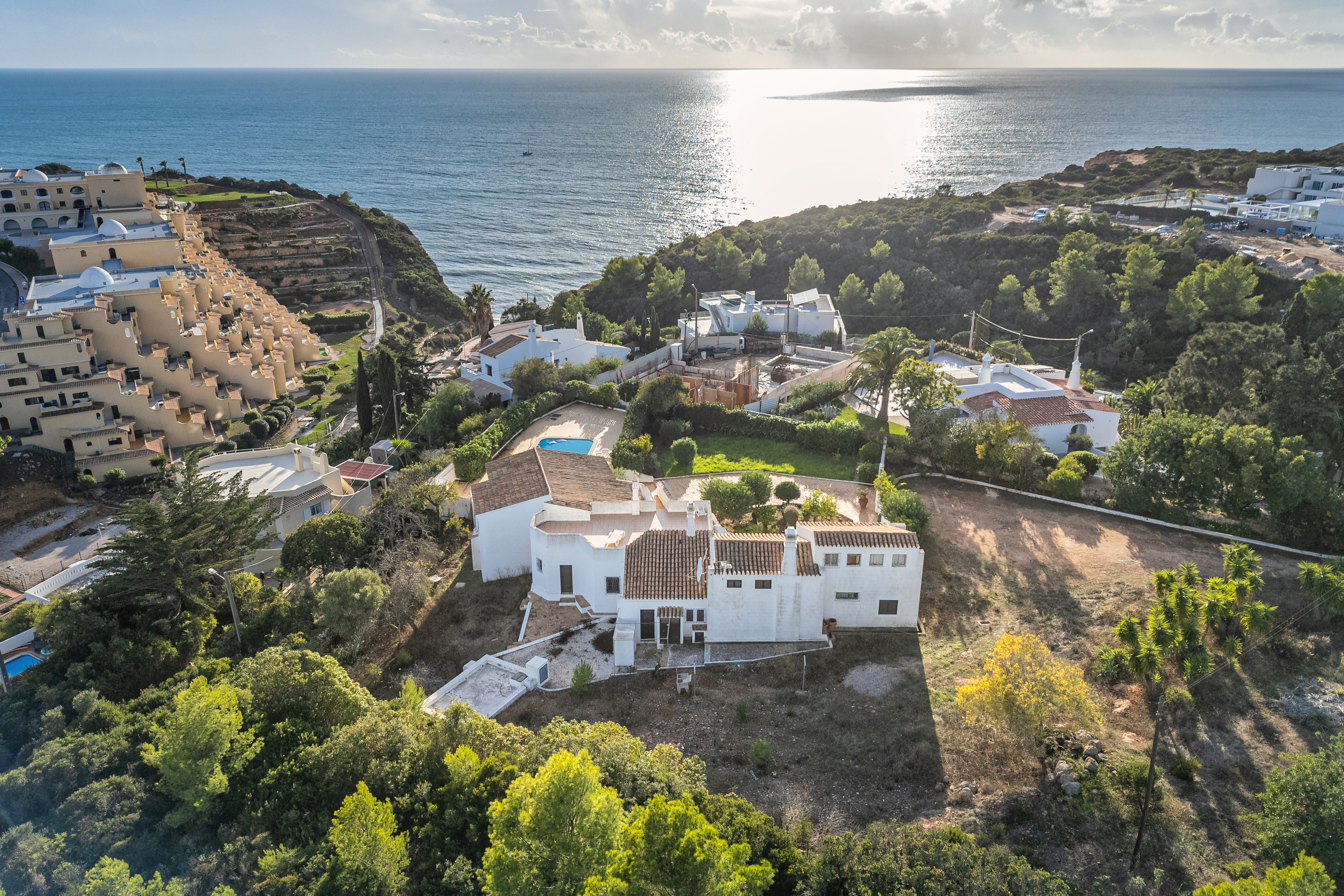 4 Bedroom House with big plot to renovate close to the beach in Carvoeiro for sale