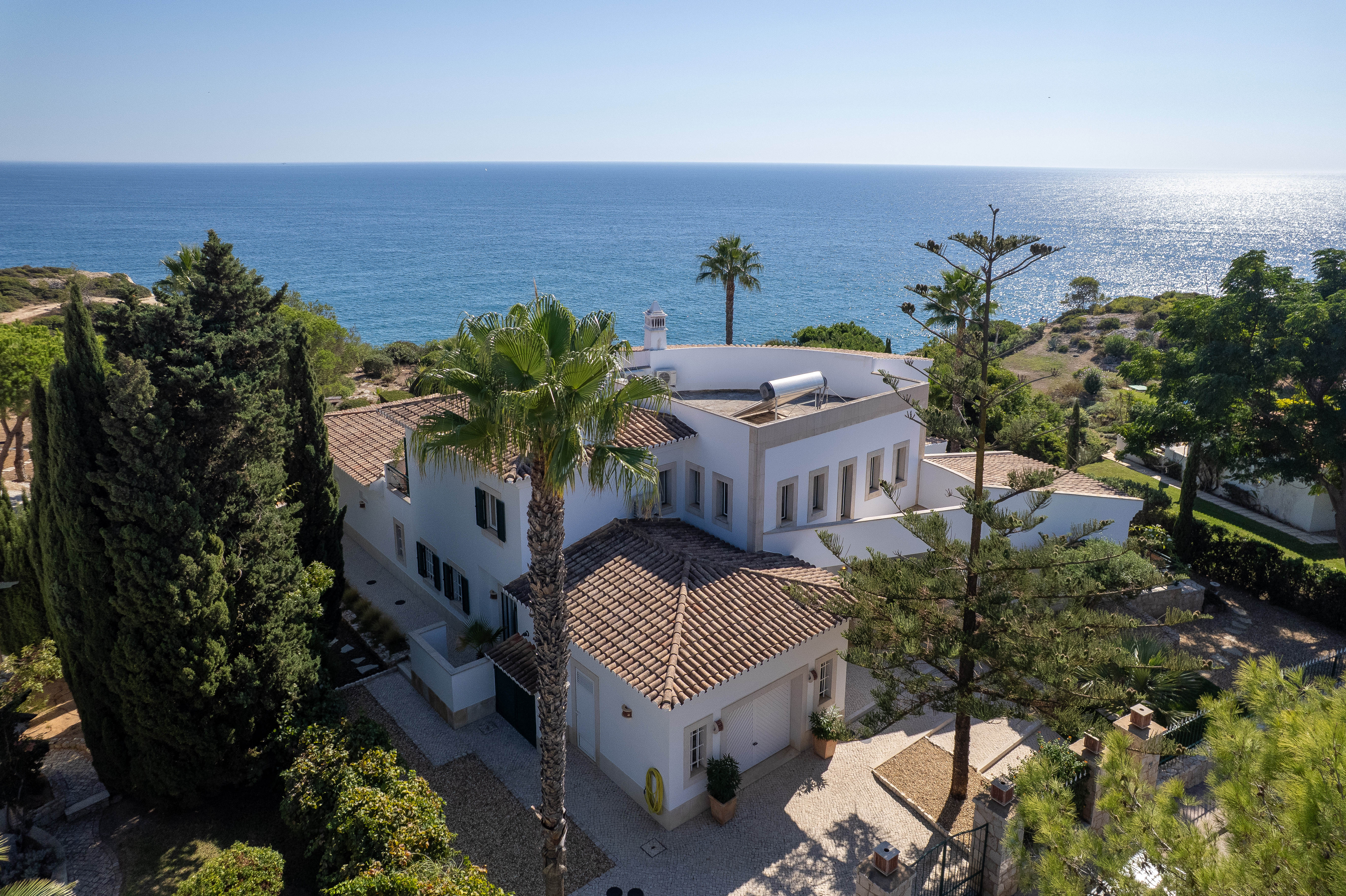 Ocean frontline Luxury 3+1 bedroom villa with 2 pools for sale in Carvoeiro with beautiful sea view