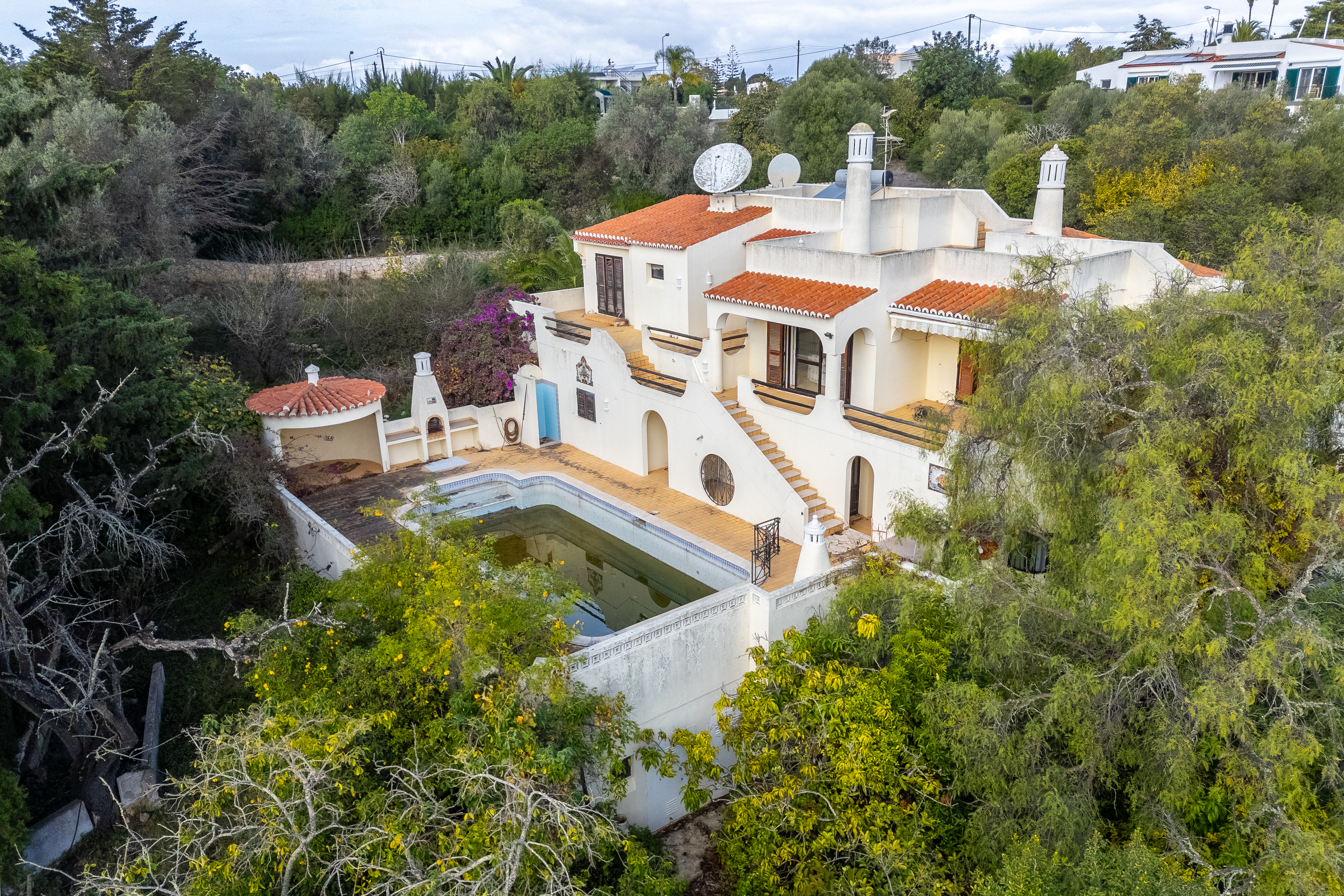 Villa for sale Carvoeiro, renovation opportunity in a prime location, large plot, distant sea views