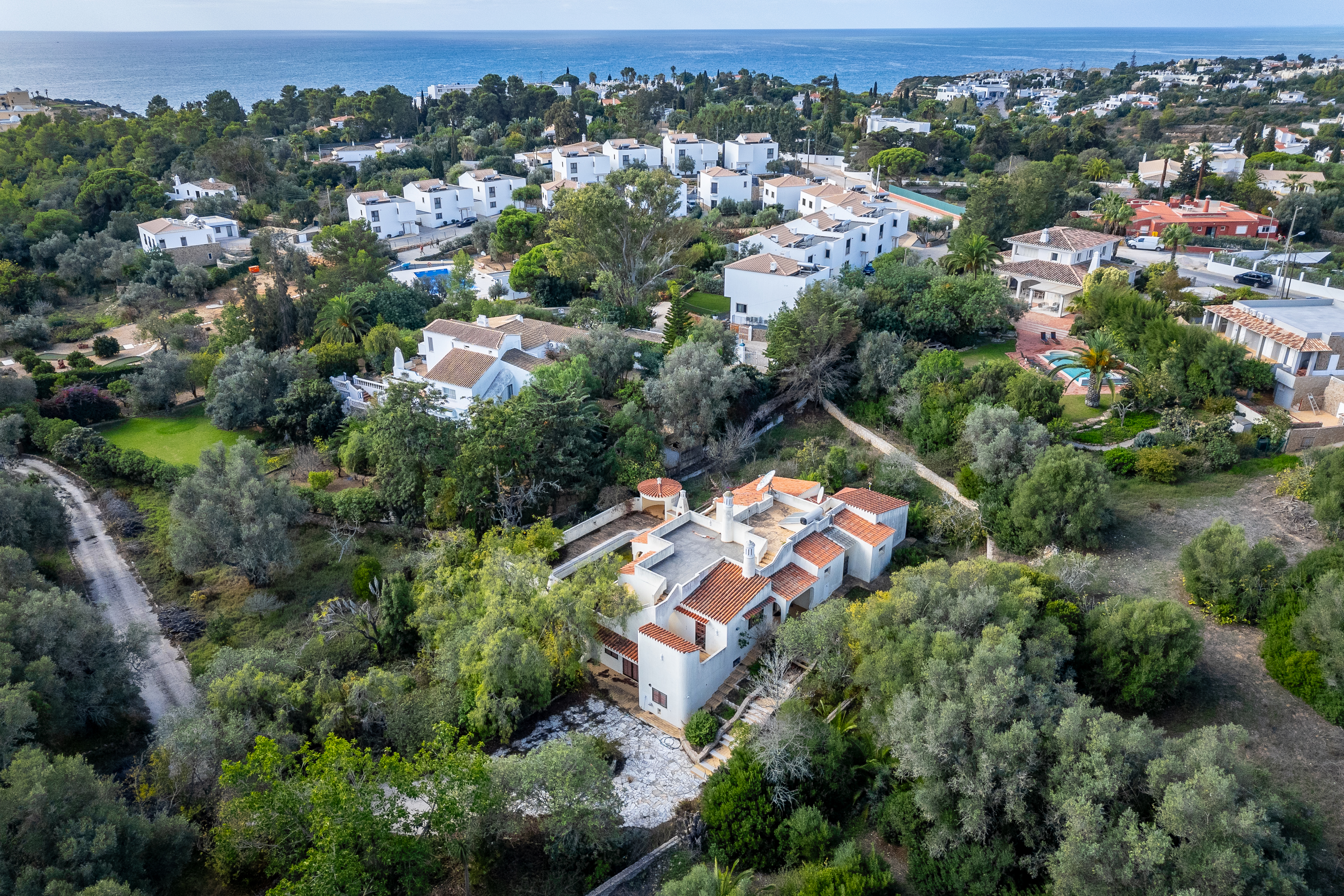 Villa for sale Carvoeiro, renovation opportunity in a prime location, large plot, distant sea views
