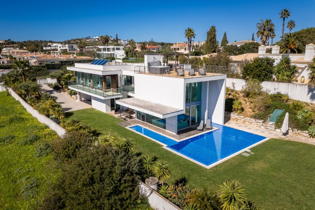 Contemporary villa overlooking Palmares golf course , the Meia Praia and Alvor Estuary, for sale