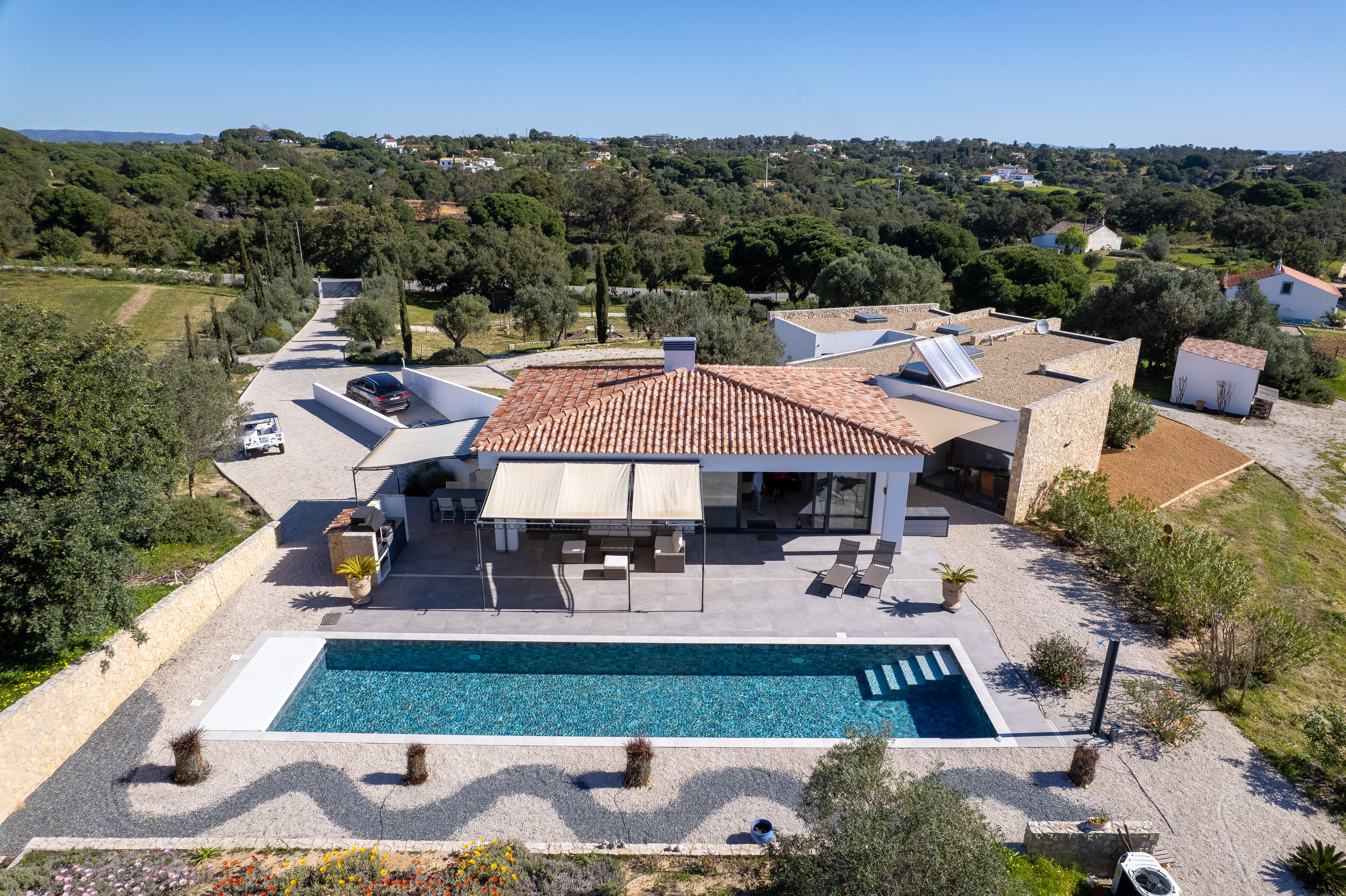 Contemporary one level 4 bed villa with pool for sale near Carvoeiro
