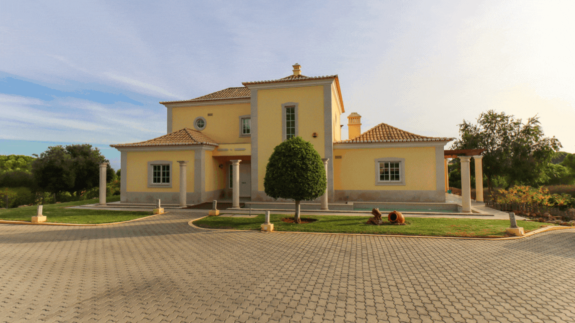 SOLD EAV-3350 Carvoeiro (Lagoa) - Asking price: €1.380.000 3 Bedrooms | 249m2 Private Area | 345m2 Gross Area | 7160m2 Plot Size