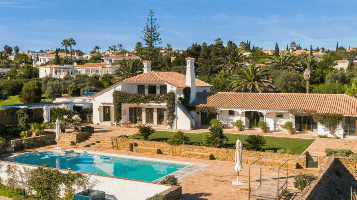 SOLD EAV-3411 Praia da Luz (Lagos) - Asking price: €6.500.000 6 Bedrooms | 367m2 Private Area | 400m2 Gross Area | 14000m2 Plot Size