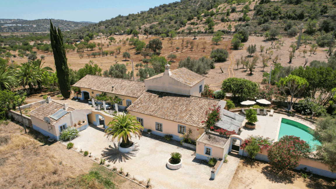 SOLD EAV-3672 Albufeira - Asking price: €990.000 4 Bedrooms | 346m2 Private Area | 440m2 Gross Area | 23260m2 Plot Size