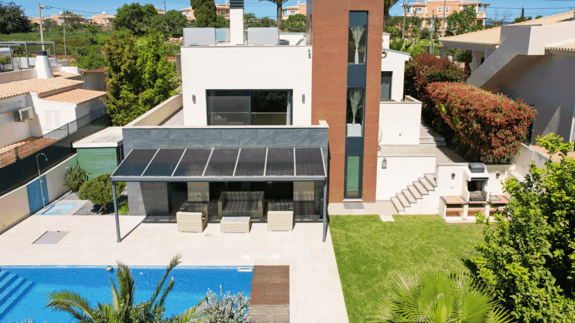 SOLD EAV-3813 Carvoeiro (Lagoa) - Asking price: €740.000 3 Bedrooms | 154m2 Private Area | 178m2 Gross Area | 622m2 Plot Size