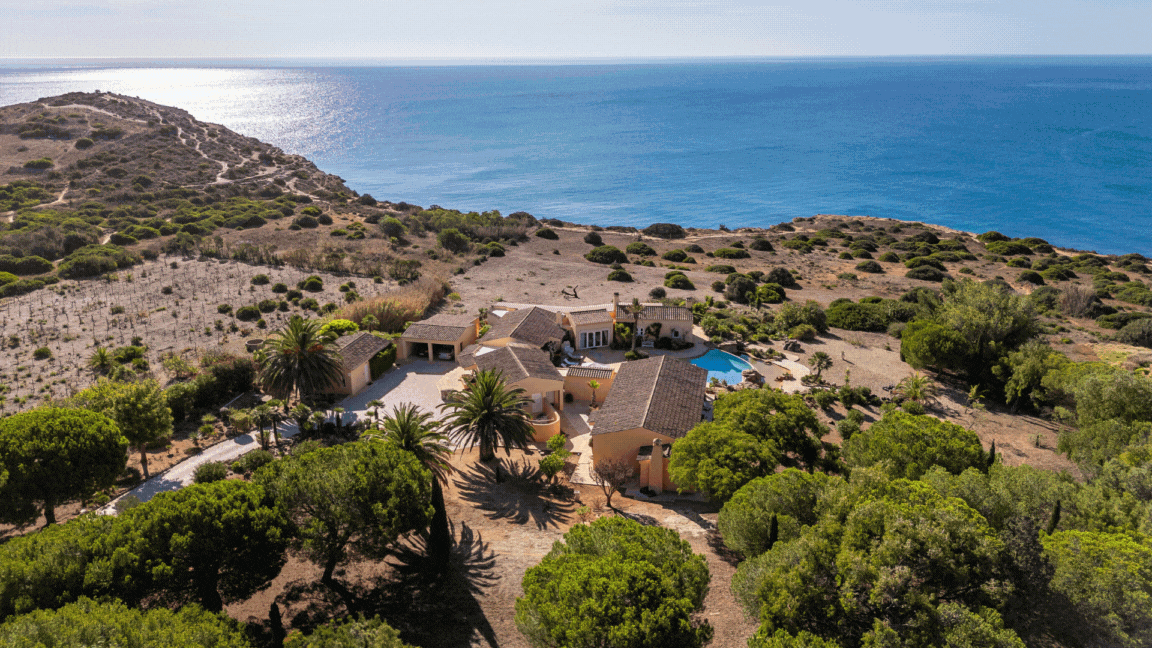 SOLD EAV-3898 Burgau (Lagos) - Asking price: €6.000.000 5 Bedrooms | 355m2 Private Area | 441m2 Gross Area | 14790m2 Plot Size