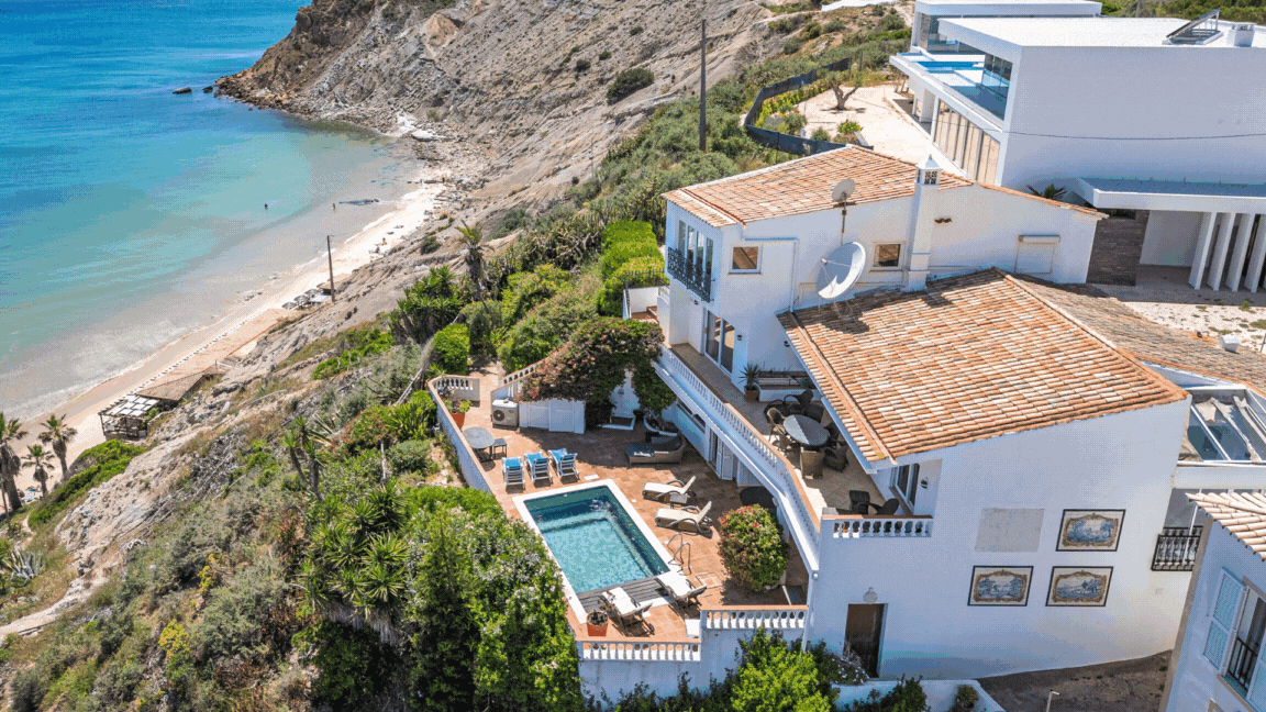 SOLD Burgau (Lagos) Asking price: €1.350.000 6 Bedrooms | 326m2 Private Area | 355m2 Gross Area | 340m2 Plot Size