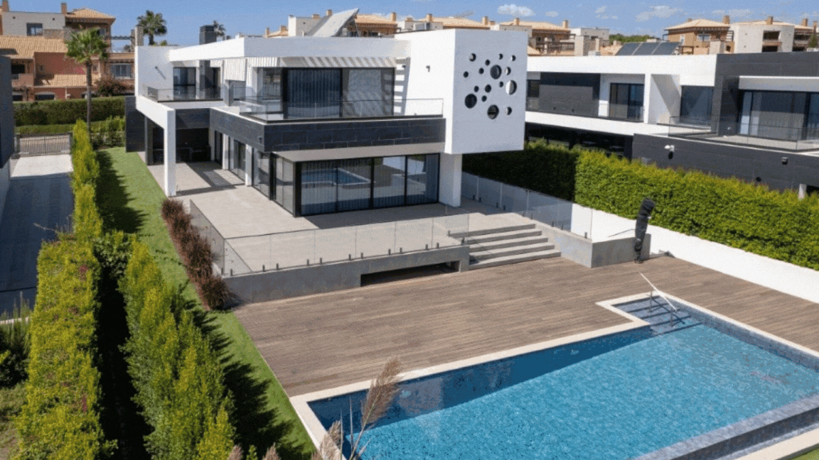 Buy Luxurious 4+1 Bedroom Villa with Pool Overlooking Els Golf Course in Vilamoura