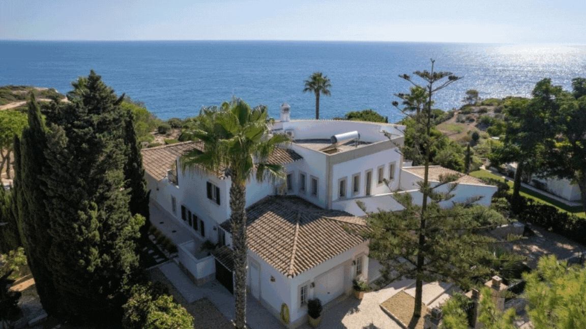 Ocean frontline Luxury 3+1 bedroom villa with 2 pools for sale in Carvoeiro with beautiful sea view