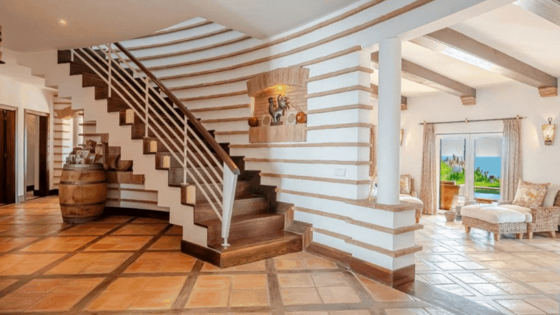 Ocean frontline Luxury 3+1 bedroom villa with 2 pools for sale in Carvoeiro with beautiful sea view