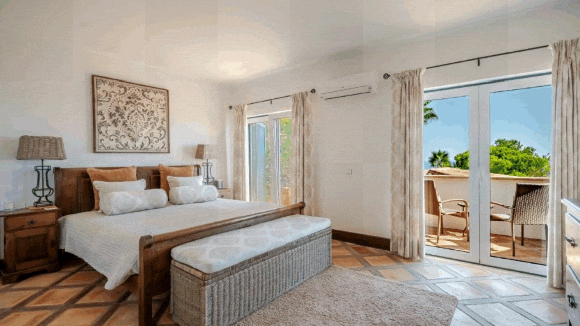 Ocean frontline Luxury 3+1 bedroom villa with 2 pools for sale in Carvoeiro with beautiful sea view