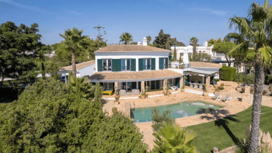 Ocean frontline Luxury 3+1 bedroom villa with 2 pools for sale in Carvoeiro with beautiful sea view
