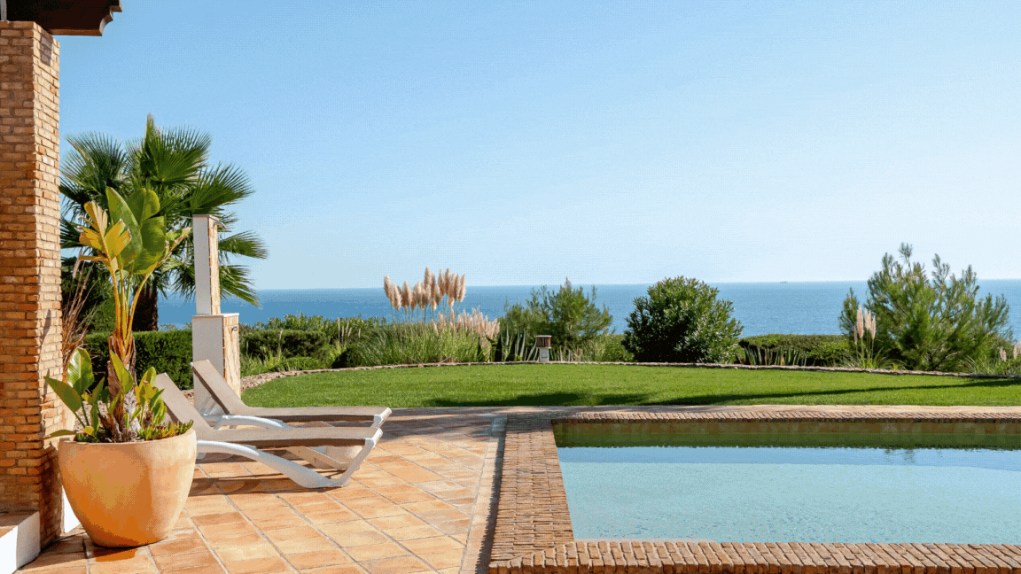 Ocean frontline Luxury 3+1 bedroom villa with 2 pools for sale in Carvoeiro with beautiful sea view