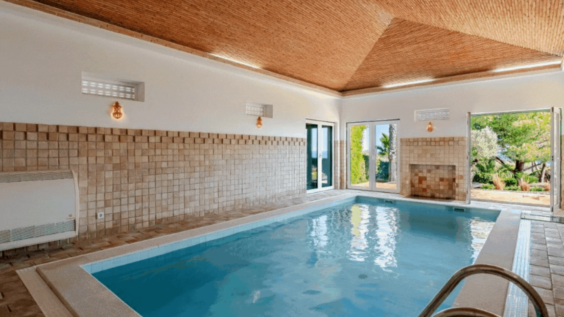 Ocean frontline Luxury 3+1 bedroom villa with 2 pools for sale in Carvoeiro with beautiful sea view